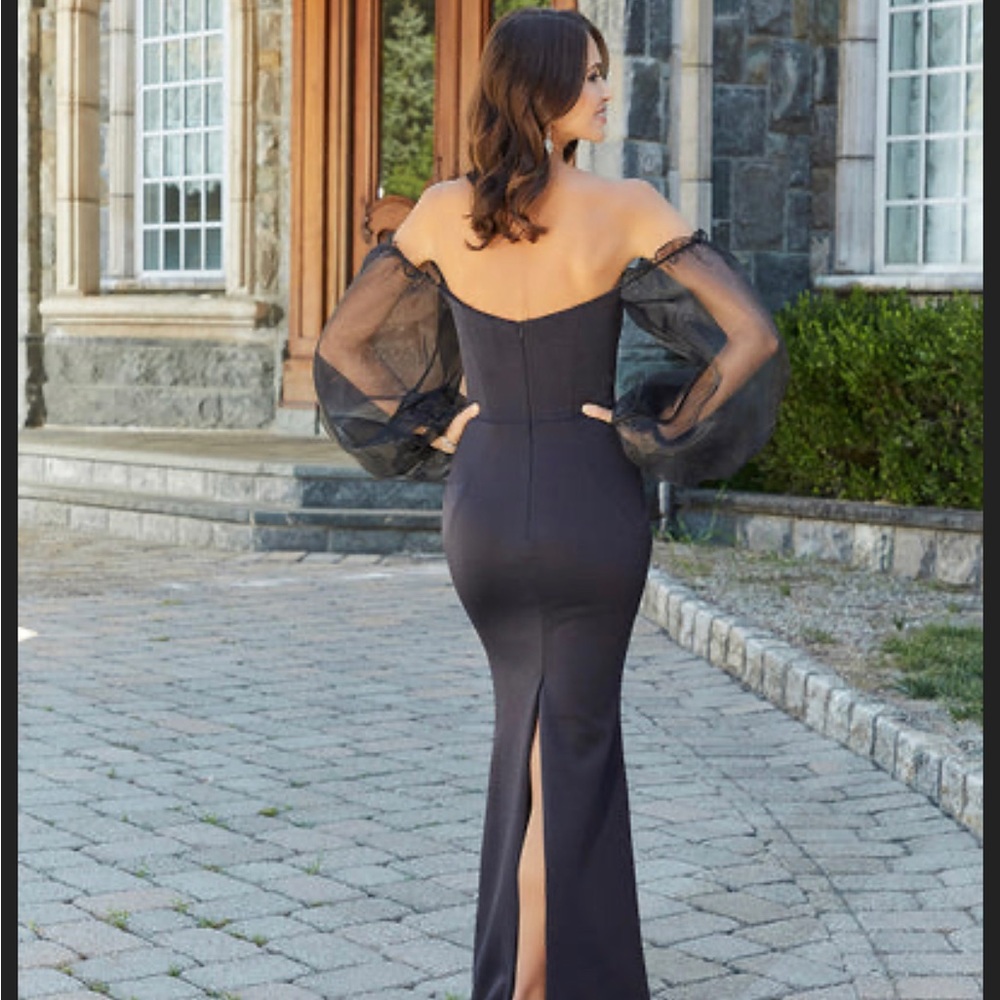 MGNY BRAND NEW/NEVER WORN BEAUTIFUL NAVY BLUE LONG GOWN FOR ANY OCCASION!